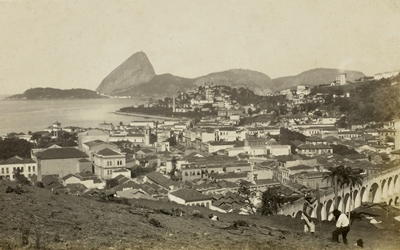 Panorama do Outeiro da Glória e de Santa Teresa a partir do Morro de Santo Antônio demolido na década de 1950 para construção da avenida Chile.