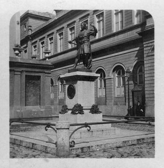 Estátua em bronze de João Caetano (1808-1863), inaugurada em 3 de maio de 1891, em frente à Academia Imperial de Belas Artes. 