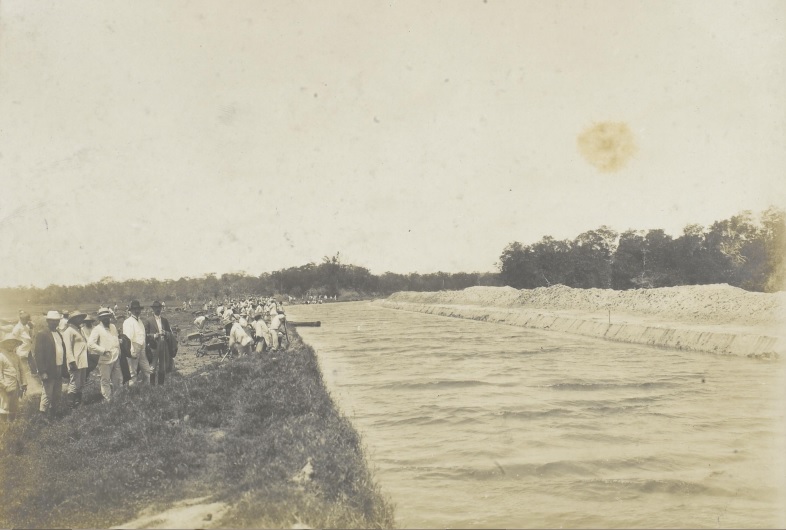 Obras de abertura do canal no Vale do Ceará-Mirim, 1910. Fotografia da 2ª seção da Inspetoria de Obras contra as Secas nos estados do Rio Grande do Norte e da Paraíba