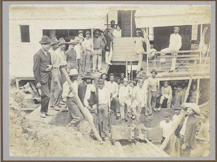 Trabalhadores da Comissão de Obras Federais, na cidade de Sena Madureira, Território do Acre [1905-1911]
