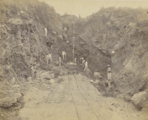 Trabalhadores da Inspetoria de Obras Contra as Secas na construção do açude Acarape no Ceará,  1910