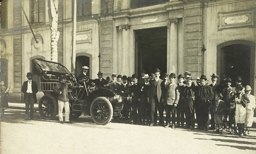 Estudantes em frente ao prédio da Faculdade de Direito de São Paulo, [1906]. Fotografia de Guilherme Gaensly