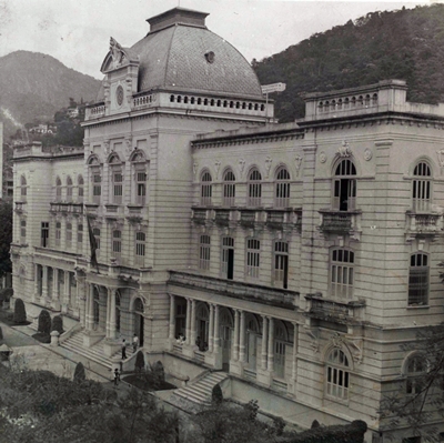 A sede do Instituto Nacional de Educação de Surdos no bairro de Laranjeiras, Rio de Janeiro, foi projetada seguindo o estilo renascentista francês, pelo arquiteto Gustavo Lully, em 1915