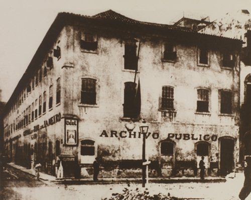 Antigo edifício do Recolhimento do Parto dos Terceiros da Ordem do Carmo, situado na rua dos Ourives, atual Miguel Couto, no centro do Rio de Janeiro, onde funcionou  o Arquivo Público na década de 1870. 