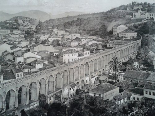 Litografia do Aqueduto da Carioca e do Morro de Santa Teresa, Rio de Janeiro, do livro Brasil Pitoresco (1861). 