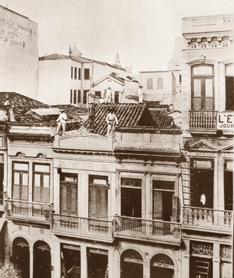 Limpeza de telhados realizada pelo Serviço de Profilaxia da Febre Amarela, Rio de Janeiro, década de 1910
