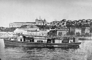 Barca de desinfecção com dois aparelhos Clayton do Serviço Sanitário do Porto de Santos
